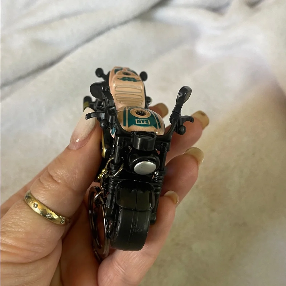Parker Black and peach Cream Motorcycle Keychain new with lobster clip